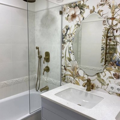 Стеклянные перегородки и зеркала в ванную под заказ